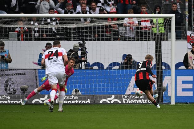 16 05 2026, xjhx, Fussball 1 Bundesliga, Eintracht Frankfurt VfB Stuttgart v l Jonathan Jonny Burkardt Eintracht Frankfurt Torschuetze, erzielt das Tor, Treffer, scores the goal 1 1 Elfmeter Alexander Nübel VfB Stuttgart DFL DFB REGULATIONS PROHIBIT ANY USE OF PHOTOGRAPHS as IMAGE SEQUENCES and or QUASI VIDEO Frankfurt am Main