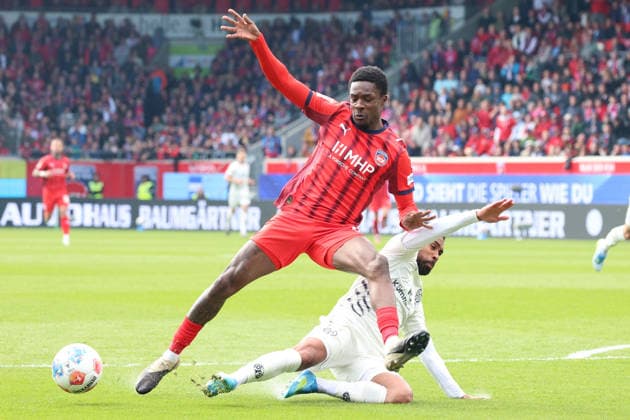 16 05 2026, xrekx, Fussball 1 Bundesliga, 1 FC Heidenheim FSV Mainz 05 v l Christian Conteh 1 FC Heidenheim 1846 Phillipp Mwene 1 FSV Mainz 05 Zweikampf, Aktion, action, battle for the ball DFL DFB REGULATIONS PROHIBIT ANY USE OF PHOTOGRAPHS as IMAGE SEQUENCES and or QUASI VIDEO Heidenheim