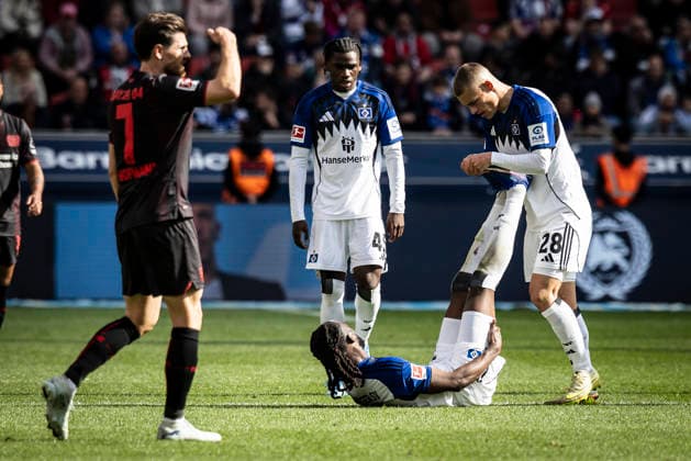 LEVERKUSEN, GERMANY - MAY 16, 2026 : Jordan Torunarigha (Hamburger SV, 25) has a cramp, Miro Muheim (Hamburger SV, 28) helps during the German Bundesliga match on gameday 34 between Bayer 04 Leverkusen vs. Hamburger SV at BayArena on May 16, 2026 in Leverkusen, Germany. DFL REGULATIONS PROHIBIT ANY USE OF PHOTOGRAPHS AS IMAGE SEQUENCES AND OR QUASI-VIDEO. Northrhine-Westphalia Germany Copyright: xAxelxKohringx