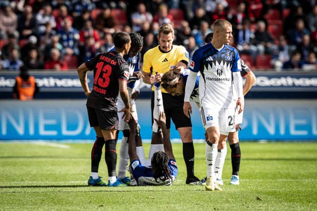 LEVERKUSEN, GERMANY - MAY 16, 2026 : Jordan Torunarigha (Hamburger SV, 25) has a cramp, referee Tobias Stieler (Soelden Schwarzwald) helps during the German Bundesliga match on gameday 34 between Bayer 04 Leverkusen vs. Hamburger SV at BayArena on May 16, 2026 in Leverkusen, Germany. DFL REGULATIONS PROHIBIT ANY USE OF PHOTOGRAPHS AS IMAGE SEQUENCES AND OR QUASI-VIDEO. Northrhine-Westphalia Germany Copyright: xAxelxKohringx