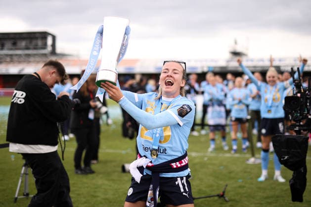 West Ham United gegen Manchester City WSL 16. Mai 2026, London Womens Super League West Ham United gegen Manchester City Lauren Hemp von Manchester City jubelt mit der WSL-Trophäe Foto Jacques Feeney Offside London UK  Copyright: xJacquesxFeeneyx xOffsidexOffside