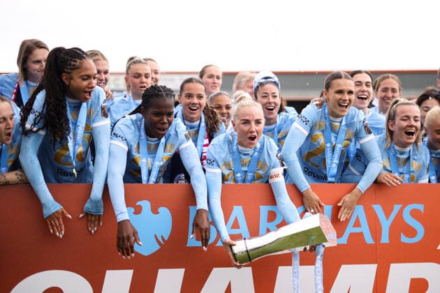 West Ham United v Manchester City WSL 16 May 2026, London - Women s Super League - West Ham United v Manchester City - Alex Greenwood of Manchester City and her team mates lift the WSL trophy - Photo: Jacques Feeney Offside. London UK *** West Ham United gegen Manchester City WSL 16. Mai 2026, London Womens Super League West Ham United gegen Manchester City Alex Greenwood von Manchester City und ihre Teamkolleginnen heben die WSL-Trophäe Foto Jacques Feeney Offside London UK  Copyright: xJacquesxFeeneyx xOffsidexOffside