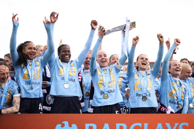 West Ham United gegen Manchester City WSL 16. Mai 2026, London Womens Super League West Ham United gegen Manchester City Alex Greenwood von Manchester City und ihre Teamkolleginnen heben die WSL-Trophäe Foto Jacques Feeney Offside London UK  Copyright: xJacquesxFeeneyx xOffsidexOffside