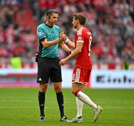 16 05 2026, Fußball Bundesliga 2025 2026, 34 Spieltag, FC Bayern München 1 FC Köln, in der Allianz Arena München, Leon Goretzka re, FC Bayern München und Schidsrichter Deniz Aytekin Oberasbach nehmen Abschied DFL and DFB regulations prohibit any use of photographs as image sequences and or quasi video