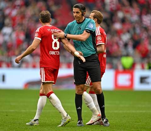 16 05 2026, Soccer Bundesliga 2025 2026, 34 Matchday, FC Bayern Munich 1 FC Cologne, at the Allianz Arena Munich, f l Leon Goretzka FC Bayern Munich and referee Deniz Aytekin Oberasbach say goodbye DFL and DFB regulations prohibit any use of photographs as image sequences and or quasi video