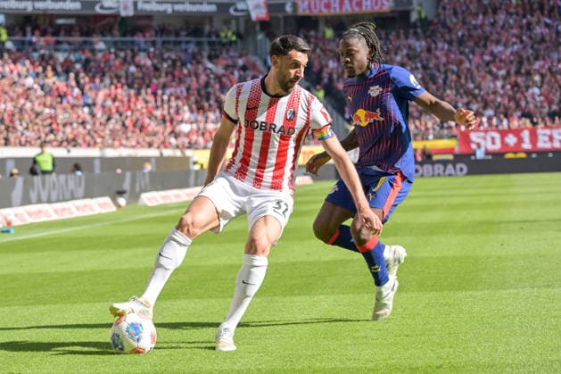 Vincenzo Grifo SC Freiburg, 32 with ball in front of Saint Cyr Johan Bakayoko RB Leipzig, 09 GER, SC Freiburg RB Leipzig, Football, Bundesliga, Matchday 34, Season 2025 2026, 16 05 2026 DFL DFB REGULATIONS PROHIBIT ANY USE OF PHOTOGRAPHS AS IMAGE SEQUENCES AND OR QUASI VIDEO GER, SC Freiburg RB Leipzig, Football, Bundesliga, Matchday 34, Season 2025 2026, 16 05 2026 Freiburg Copyright: xEibner-Pressefoto ThomasxHessx EP_THS