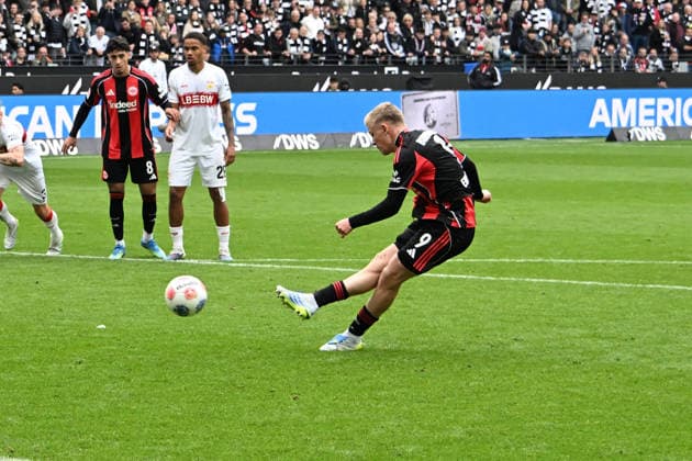 16 05 2026, xsltx, Fussball 1 Bundesliga, Eintracht Frankfurt VfB Stuttgart v l Jonathan Jonny Burkardt Eintracht Frankfurt Torschuetze, erzielt das Tor, Treffer, scores the goal 1 2 Elfmeter DFL DFB REGULATIONS PROHIBIT ANY USE OF PHOTOGRAPHS as IMAGE SEQUENCES and or QUASI VIDEO Frankfurt am Main