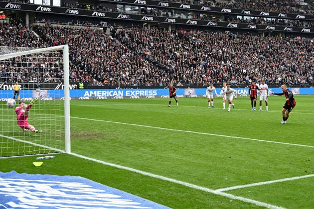 16 05 2026, xsltx, Fussball 1 Bundesliga, Eintracht Frankfurt VfB Stuttgart v l Jonathan Jonny Burkardt Eintracht Frankfurt Torschuetze, erzielt das Tor, Treffer, scores the goal 1 2 Elfmeter DFL DFB REGULATIONS PROHIBIT ANY USE OF PHOTOGRAPHS as IMAGE SEQUENCES and or QUASI VIDEO Frankfurt am Main