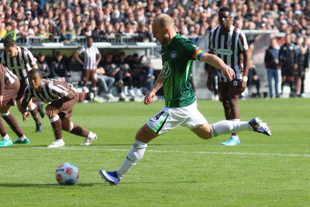 16 05 2026, xtgx, Soccer 1 Bundesliga, FC St Pauli VfL Wolfsburg v l Christian Eriksen VfL Wolfsburg awards the penalty DFL DFB REGULATIONS PROHIBIT ANY USE OF PHOTOGRAPHS as IMAGE SEQUENCES and or QUASI VIDEO Hamburg