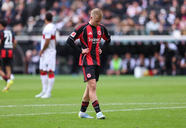 16 05 2026, Soccer Bundesliga, Eintracht Frankfurt VfB Stuttgart, v l , Jonathan Burkardt Eintracht Frankfurt enttaeuscht, enttaeuscht schauend, dissapointed, traurig, frustiert, frust, gefrustet, frustrated DFL DFB REGULATIONS PROHIBIT ANY USE OF PHOTOGRAPHS AS IMAGE SEQUENCES AND OR QUASI VIDEO xdcx Copyright: HMBxMedia Claus