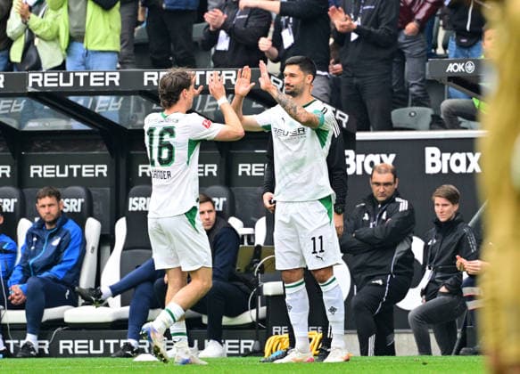 16 05 2026 Moenchengladbach Fußball, Herren, Saison 2025 2026, Borussia Moenchengladbach vs TSG 1899 Hoffenheim Substitution Tim Kleindienst Gladbach, re Er kommt für Philipp Sander Gladbach, li DFL regulations prohibit any use of photographs as image sequences and or quasi video Borussia Park NRW Germany