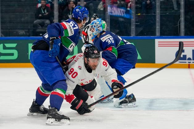 FRIBOURG, SWITZERLAND MAY 16 Ryan O™reilly of Canada C against Mikael Frycklund of Italy L during the 2026 IIHF Ice Hockey World Championship Switzerland game between Italy and Canada at BCF Arena on May 16, 2026 in Fribourg, Fribourg Fribourg BCF Arena Fribourg Switzerland Copyright: xJustPictures.ch JarixPestelaccix jp-en-EuSpIm-JP6_JAR_Italy_Canada_16May2026_00010