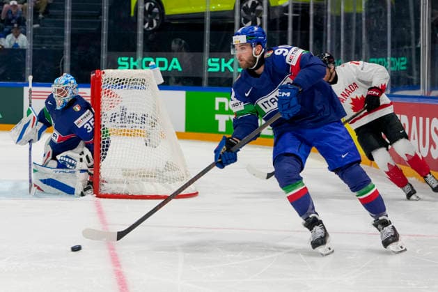 FRIBOURG, SWITZERLAND MAY 16 Dylan Di Perna of Italy in action during the 2026 IIHF Ice Hockey World Championship Switzerland game between Italy and Canada at BCF Arena on May 16, 2026 in Fribourg, Fribourg Fribourg BCF Arena Fribourg Switzerland Copyright: xJustPictures.ch JarixPestelaccix jp-en-EuSpIm-JP6_JAR_Italy_Canada_16May2026_00034