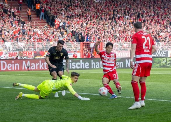 Soccer, Men, Season 2025 2026, 1 Bundesliga 34 Matchday , 1 FC Union Berlin FC Augsburg, Woo Yeong Jeong Wooyeong, 1 FC Union Berlin scores the goal for 4 0 against goalkeeper Finn Dahmen FC Augsburg , 16 05 2026, Copyright: xMatthiasxKochx