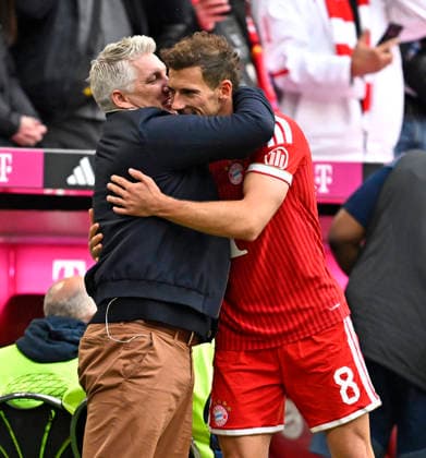 16 05 2026, Soccer Bundesliga 2025 2026, 34 Matchday, FC Bayern Munich 1 FC Cologne, at the Allianz Arena Munich, Bastian Schweinsteiger Germany says goodbye to Leon Goretzka FC Bayern Munich DFL and DFB regulations prohibit any use of photographs as image sequences and or quasi video
