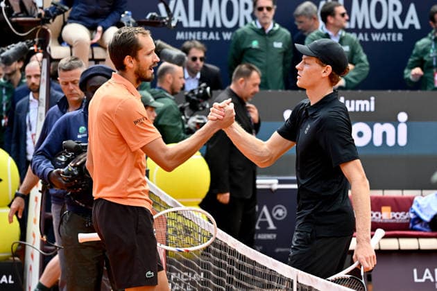 Foto IPP Cavaliere Emiliano. Roma 16 05 2026. Tennis Internazionali d Italia 2026. Nella foto: Daniil Medvedev e Jannik Sinner. Italy Photo Press - World Copyright italy ITALY  Copyright: xR4924_italyphotopressx