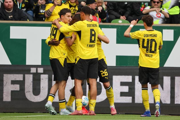 Bremen, Germany 16 May 2026 34 Matchday 1 Bundesliga Werder Bremen vs Borussia Dortmund In the picture from left the second goal scorer Serhou Guirassy BVB scores the goal to 1 0 for Dortmund and cheers with his teammates, Samuele Inacio BVB , right in the picture, shows thumbs up DFL regulations prohibit any use of photographs as image sequences and or quasi video Copyright: HMBxMedia MadeleinexFantini