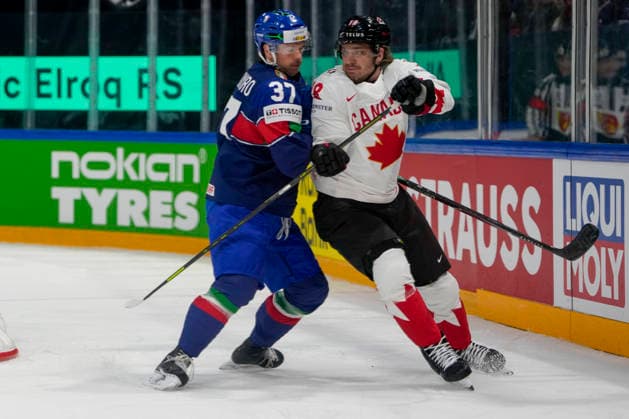 FRIBOURG, SWITZERLAND MAY 16 Phil Pietroniro of Italy L against Robert Thomas of Canada R during the 2026 IIHF Ice Hockey World Championship Switzerland game between Italy and Canada at BCF Arena on May 16, 2026 in Fribourg, Fribourg Fribourg BCF Arena Fribourg Switzerland Copyright: xJustPictures.ch JarixPestelaccix jp-en-EuSpIm-JP6_JAR_Italy_Canada_16May2026_00030