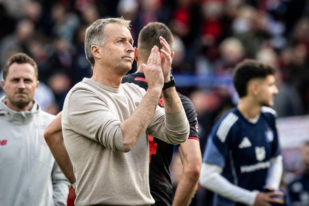 LEVERKUSEN, GERMANY - MAY 16, 2026 : Kasper Hjulmand (Head Coach Bayer 04 Leverkusen) with a maybe farewell to the fans after the German Bundesliga match on gameday 34 between Bayer 04 Leverkusen vs. Hamburger SV at BayArena on May 16, 2026 in Leverkusen, Germany. DFL REGULATIONS PROHIBIT ANY USE OF PHOTOGRAPHS AS IMAGE SEQUENCES AND OR QUASI-VIDEO. Northrhine-Westphalia Germany Copyright: xAxelxKohringx