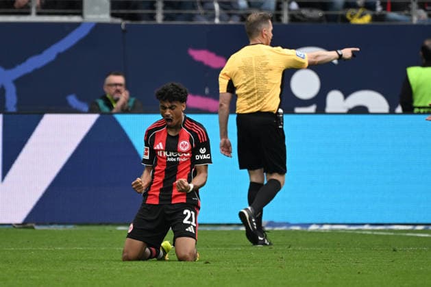 16 05 2026, xjhx, Soccer 1 Bundesliga, Eintracht Frankfurt VfB Stuttgart v l Nathaniel Brown Eintracht Frankfurt cheers the penalty decision by Referee Tobias Welz Wiesbaden DFL DFB REGULATIONS PROHIBIT ANY USE OF PHOTOGRAPHS as IMAGE SEQUENCES and or QUASI VIDEO Frankfurt am Main