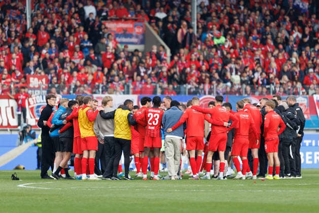 Frank Schmidt Trainer, 1 FC Heidenheim , holds another speech at the match between 1 FC Heidenheim v 1 FSV Mainz 05, Fußball, Herren, Bundesliga, 2025 2026, 34 Spieltag am 16 05 2026 in Heidenheim, Voith Arena DFL and DFB regulations prohibit any use of photographs as image sequences and or quasi video Baden Württemberg Germany