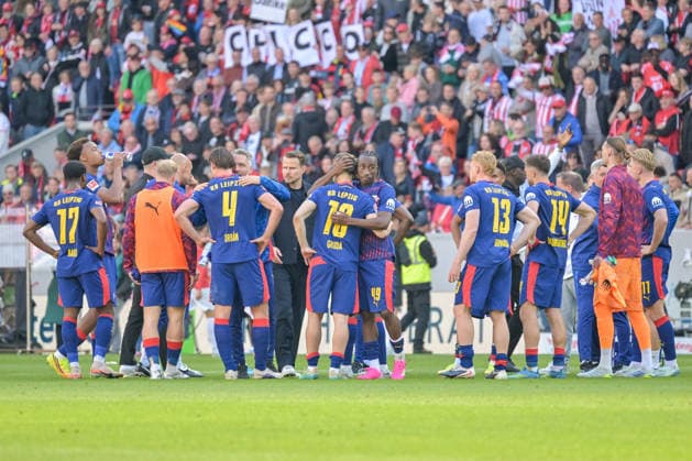 Team RB Leipzig after match GER, SC Freiburg RB Leipzig, Football, Bundesliga, Matchday 34, Season 2025 2026, 16 05 2026 DFL DFB REGULATIONS PROHIBIT ANY USE OF PHOTOGRAPHS AS IMAGE SEQUENCES AND OR QUASI VIDEO GER, SC Freiburg RB Leipzig, Football, Bundesliga, Matchday 34, Season 2025 2026, 16 05 2026 Freiburg Copyright: xEibner-Pressefoto ThomasxHessx EP_THS