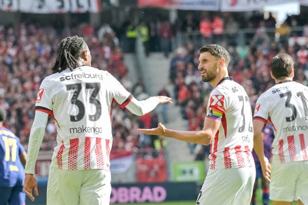 Jordy Makengo SC Freiburg, 33 , Vincenzo Grifo SC Freiburg, 32 high-five each other GER, SC Freiburg RB Leipzig, Football, Bundesliga, Matchday 34, Season 2025 2026, 16 05 2026 DFL DFB REGULATIONS PROHIBIT ANY USE OF PHOTOGRAPHS AS IMAGE SEQUENCES AND OR QUASI VIDEO GER, SC Freiburg RB Leipzig, Football, Bundesliga, Matchday 34, Season 2025 2026, 16 05 2026 Freiburg Copyright: xEibner-Pressefoto ThomasxHessx EP_THS