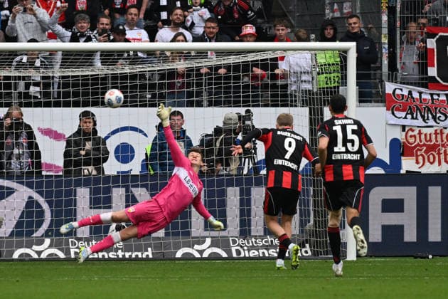 16 05 2026, xjhx, Fußball 1 Bundesliga, Eintracht Frankfurt VfB Stuttgart v l Jonathan Jonny Burkardt Eintracht Frankfurt Torschuetze, erzielt das Tor, Treffer, scores the goal 2 2 Handelfmeter Alexander Nübel VfB Stuttgart DFL DFB REGULATIONS PROHIBIT ANY USE OF PHOTOGRAPHS as IMAGE SEQUENCES and or QUASI VIDEO Frankfurt am Main