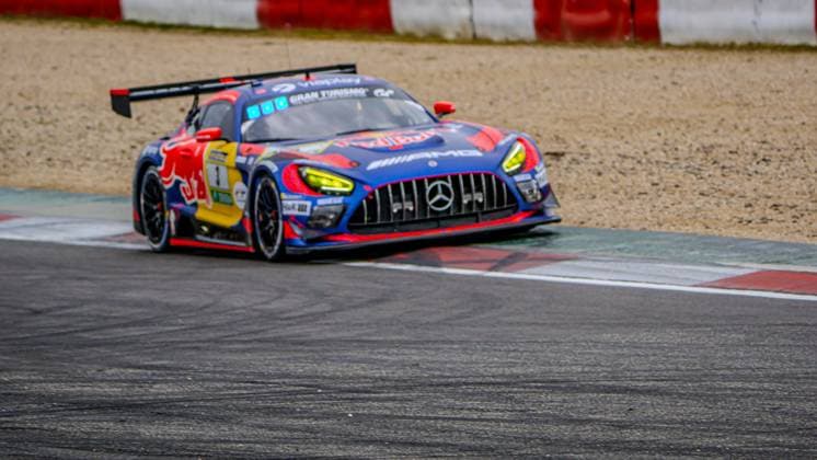 The Mercedes AMG GT3 with starting number 1 of the ROWE RACING team drives through a corner on the Nürburgring at the ADAC RAVENOL 24h Nürburgring 2026 The vehicle Augusto Farfus Jordan Pepper Kelvin van der Linde Raffaele Marciello ROWE RACING wears the striking Red Bull livery in blue, red and yellow and is adorned with sponsors such as Viaplay and Gran Turismo The bright yellow headlights of the Mercedes AMG GT3 stand out in the dynamic racing scenario Mercedes AMG GT3 1 from ROWE RACING at the Nürburgring Copyright: xMichaelxSchäferx