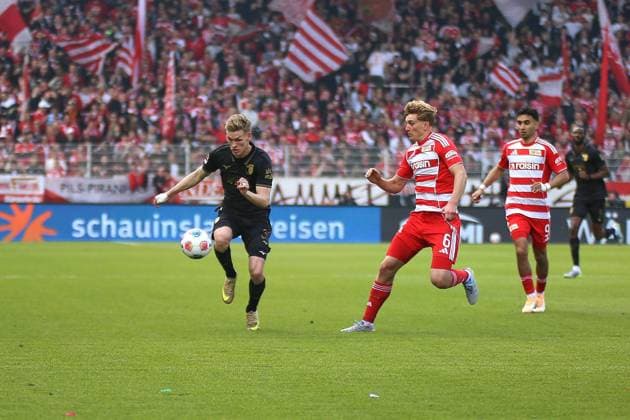 Berlin, Germany, 16 05 2026 Stadion Alte Försterei 34 Matchday, Season 2025 26, 1 Soccer Bundesliga Union Berlin FC Augsburg Anton Kade 30, FCA and Aljoscha Kemlein 6, Union Berlin , right in the background Livan Burcu 9, Union Berlin Copyright: xdtsxNachrichtenagenturx dts_118851
