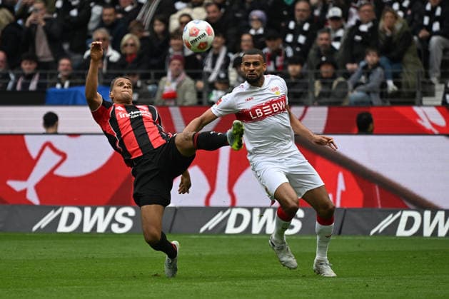 16 05 2026, xjhx, Fussball 1 Bundesliga, Eintracht Frankfurt VfB Stuttgart v l Timothy Chandler Eintracht Frankfurt Josha Vagnoman VfB Stuttgart Zweikampf, Aktion, action, battle for the ball DFL DFB REGULATIONS PROHIBIT ANY USE OF PHOTOGRAPHS as IMAGE SEQUENCES and or QUASI VIDEO Frankfurt am Main