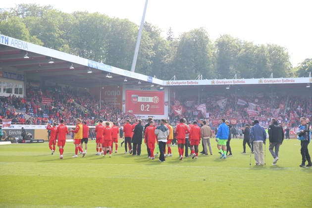 16 05 2026, xrekx, Fussball 1 Bundesliga, 1 FC Heidenheim FSV Mainz 05 v l FC Heidenheim thanks the fans, the player thanks the fans for their support Frank Schmidt Trainer 1 FC Heidenheim 1846 DFL DFB REGULATIONS PROHIBIT ANY USE OF PHOTOGRAPHS as IMAGE SEQUENCES and or QUASI VIDEO Heidenheim