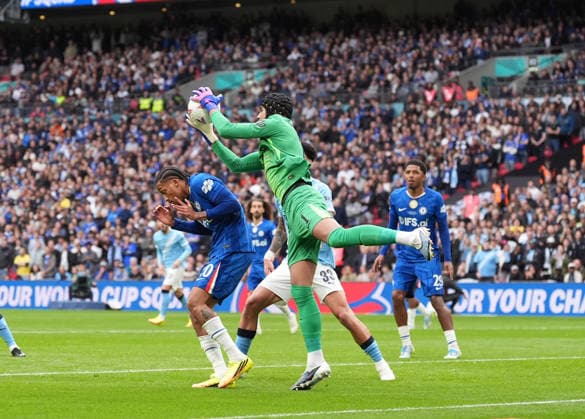 Chelsea v Manchester City FA Cup Final, Football, Wembley Stadium, London, UK - 16 May 2026 Robert Sanchez goalkeeper of Chelsea clutches the ball out of the air. London Wembley Stadium London UK, UK NEWSPAPERS OUT Copyright: xSeanxRyanx
