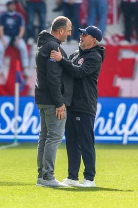 Head coach Urs Fischer 1 FSV Mainz 05 , right, troestet head coach Frank Schmidt 1FC Heidenheim 1846 after the end of the match, 1 FC Heidenheim vs 1 FSV Mainz 05, Football, Men, Bundesliga, DFL, Season 2025 2026, 34 Matchday, Review, 16 05 2026 DFB regulations prohibit any use of photographs as image sequences and or quasi video Heidenheim Baden Wuerttemberg Germany Copyright: xkolbert-press MartinxAgüerax