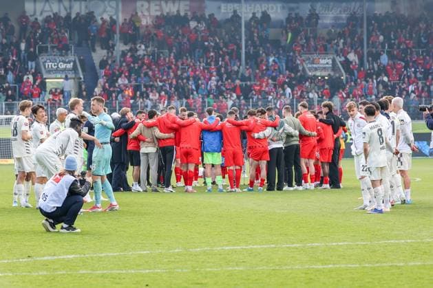 The relegated team of 1 FC Heidenheim forms a team circle, while the Mainz team stands out of respect, 1 FC Heidenheim vs 1 FSV Mainz 05, Football, Men, Bundesliga, DFL, Season 2025 2026, 34 Matchday, Second round, 16 05 2026 DFB regulations prohibit any use of photographs as image sequences and or quasi video Heidenheim Baden Wuerttemberg Germany Copyright: xkolbert-press MartinxAgüerax