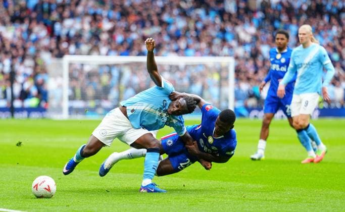 Moisàs Caicedo of Chelsea wrestles Jà rà my Doku of Manchester City to the ground Chelsea v Manchester City, Emirates FA Cup Final, Football, Wembley Stadium, London, UK - 16 May 2026London Wembley Stadium United Kingdom EDITORIAL USE ONLY No use with unauthorised audio, video, data, fixture lists, club league logos or live services. Online in-match use limited to 120 images, no video emulation. No use in betting, games or single club league player publications. Copyright: xJavierxGarcia Shutterstockx 16876844bo