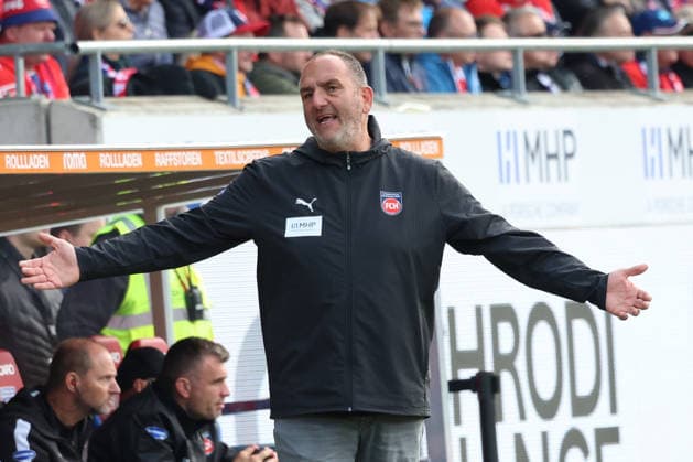 16 05 2026, xrekx, Fussball 1 Bundesliga, 1 FC Heidenheim FSV Mainz 05 v l Frank Schmidt Trainer 1 FC Heidenheim 1846 gives instructions, gesticulates, gesticulate with arms gives instructions, gesticulate DFL DFB REGULATIONS PROHIBIT ANY USE OF PHOTOGRAPHS as IMAGE SEQUENCES and or QUASI VIDEO Heidenheim