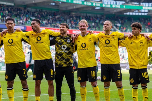 16 05 2026, Matchday 34 in Bundesliga 1, SV Werder Bremen Borussia Dortmund v l Jobe Bellingham Borussia Dortmund , Felix Nmecha Borussia Dortmund , Salih Özcan Borussia Dortmund , Julian Brandt Borussia Dortmund , Waldemar Anton Borussia Dortmund , Samuele Inacio Borussia Dortmund thank the fans Bremen Weserstadion Bremen Germany xRHR PHOTO DEx Copyright: DennisxEwert RHR-FOTOx RHR-FOTO DE