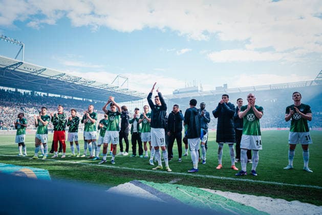 1 Bundesliga FC St Pauli vs VfL Wolfsburg, 16 05 2026 The team stands in front of the fans and claps, VfL Wolfsburg has to go into relegation Football, 1 Bundesliga, 34 Matchday FC St Pauli vs VfL Wolfsburg on 16 05 2026 at Millerntor Stadion, Hamburg DFL REGULATIONS PROHIBIT ANY USE OF PHOTOGRAPHS AS IMAGE SEQUENCES AND OR QUASI VIDEO Copyright: xBEAUTIFULxSPORTS Tonhäuserx