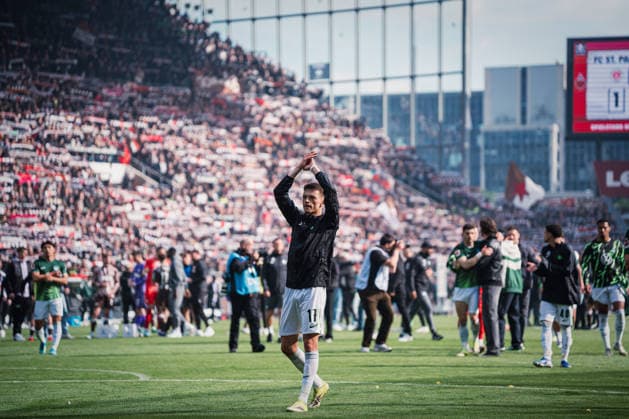 1 Bundesliga FC St Pauli vs VfL Wolfsburg, 16 05 2026 Dženan PejÄinoviÄ‡ VfL Wolfsburg, 17 claps to the fans, VfL Wolfsburg has to go to the relegation Football, 1 Bundesliga, 34 Matchday FC St Pauli vs VfL Wolfsburg on 16 05 2026 at Millerntor Stadion, Hamburg DFL REGULATIONS PROHIBIT ANY USE OF PHOTOGRAPHS AS IMAGE SEQUENCES AND OR QUASI VIDEO Copyright: xBEAUTIFULxSPORTS Tonhäuserx