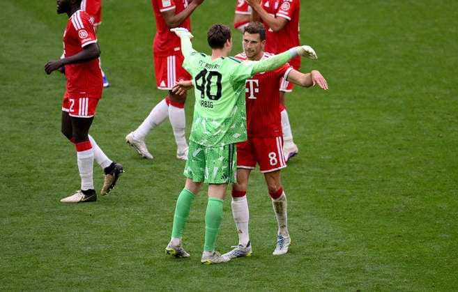 Soccer 1 Bundesliga Season 2025 2026 34 Matchday FC Bayern Muenchen 1 FC Koeln 16 05 2026 Goalkeeper Jonas Urbig left, FC Bayern Muenchen hugs Leon Goretzka right, FC Bayern Muenchen at farewell