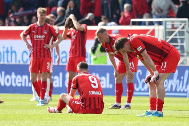 16 05 2026, xrekx, Fußball 1 Bundesliga, 1 FC Heidenheim FSV Mainz 05 v l Spielende FC Heidenheim enttaeuscht, enttäuscht, schaut enttaeuscht, niedergeschlagen, disappointed Stefan Schimmer 1 FC Heidenheim 1846 Budu Zivzivadze 1 FC Heidenheim 1846 DFL DFB REGULATIONS PROHIBIT ANY USE OF PHOTOGRAPHS as IMAGE SEQUENCES and or QUASI VIDEO Heidenheim