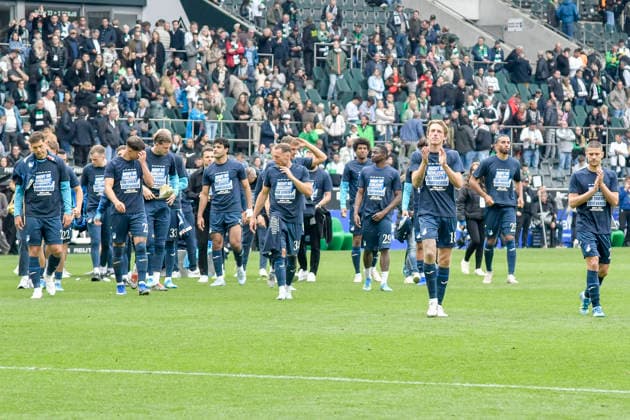 Final cheer Final cheer Emotion Joy of the Hoffenheim team in front of the fan curve the fans the fan block 16 05 2026 ¢ Football ¢ Borussia Moenchengladbach vs TSG Hoffenheim, Borussia Park, Moenchengladbach, DFB DFL REGULATIONS PROHIBIT ANY USE OF PHOTOGRAPHS AS IMAGE SEQUENCES AND OR QUASI VIDEO Copyright: xpepphotox xHorstxMauelshagenx pep00321, pep_20260516_hm_359057