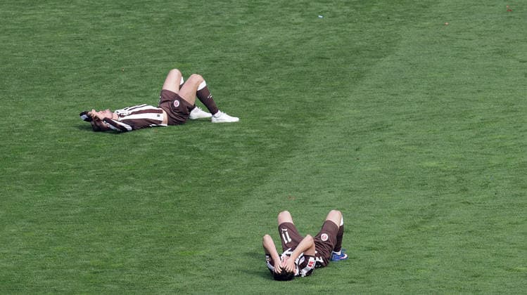 Hauke Wahl FC St Pauli and Arkadiusz Pyrka FC St Pauli disappointed Football, 1 BL, Saison 2025 2026, Herren, FC St Pauli gegen VfL Wolfsburg, 34 Spieltag , 1 3 Wolfsburg thus in the relegation and St Pauli is relegated DFL REGULATIONS PROHIBIT ANY USE OF PHOTOGRAPHS AS IMAGE SEQUENCES AND OR QUASI VIDEO