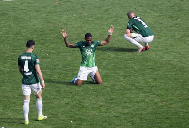 Konstantinos Koulierakis VfL Wolfsburg , Jeanuel Belocian VfL Wolfsburg , Denis Vavro VfL Wolfsburg after final whistle Football, 1 BL, Saison 2025 2026, Herren, FC St Pauli gegen VfL Wolfsburg, 34 Spieltag , 1 3 Wolfsburg thus in the relegation and St Pauli is relegated DFL REGULATIONS PROHIBIT ANY USE OF PHOTOGRAPHS AS IMAGE SEQUENCES AND OR QUASI VIDEO