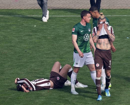 Jackson Irvine FC St Pauli enttaeuscht Fußball, 1 BL, Saison 2025 2026, Herren, FC St Pauli gegen VfL Wolfsburg, 34 Spieltag , 1 3 Wolfsburg damit in der Relegation und St Pauli ist abgestiegen DFL REGULATIONS PROHIBIT ANY USE OF PHOTOGRAPHS AS IMAGE SEQUENCES AND OR QUASI VIDEO