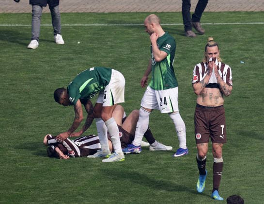 Jackson Irvine FC St Pauli enttaeuscht Fußball, 1 BL, Saison 2025 2026, Herren, FC St Pauli gegen VfL Wolfsburg, 34 Spieltag , 1 3 Wolfsburg damit in der Relegation und St Pauli ist abgestiegen DFL REGULATIONS PROHIBIT ANY USE OF PHOTOGRAPHS AS IMAGE SEQUENCES AND OR QUASI VIDEO