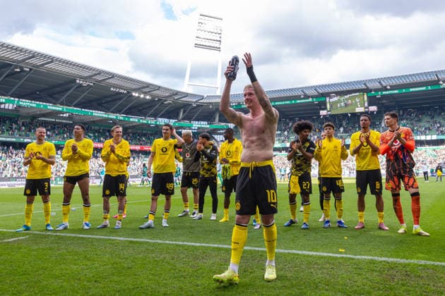 16.05.2026, 34. Spieltag in der 1. Fussball Bundesliga, SV Werder Bremen - Borussia Dortmund. Julian Brandt (Borussia Dortmund) bedankt und verabschiedet sich bei den Fans. Bremen Weserstadion Bremen Deutschland xRHR-FOTO DEx *** 16 05 2026, Matchday 34 in Bundesliga 1, SV Werder Bremen Borussia Dortmund Julian Brandt Borussia Dortmund thanks and says goodbye to the fans Bremen Weserstadion Bremen Germany xRHR PHOTO DEx Copyright: DennisxEwert RHR-FOTOx RHR-FOTO DE