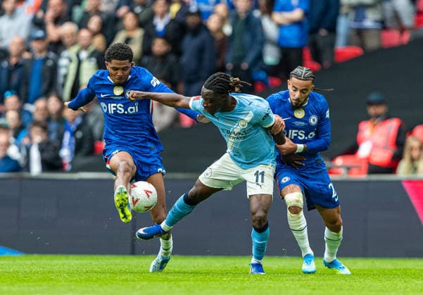 Football - FA Cup - Semi-Final - Chelsea FC v Manchester City FC LONDON, ENGLAND - Saturday, May 16, 2026: Manchester City s JÃ rÃ my Doku is challenged by Chelsea s Wesley Fofana (L) and Malo Gusto (R) during the FA Cup Final between Chelsea FC and Manchester City FC at Wembley Stadium. (Photo by Ian Stephen Propaganda) LONDON Wembley Stadium GREATER LONDON ENGLAND  Copyright: xDavidxRawcliffex P2026-05-16-FA_Cup_Final-48