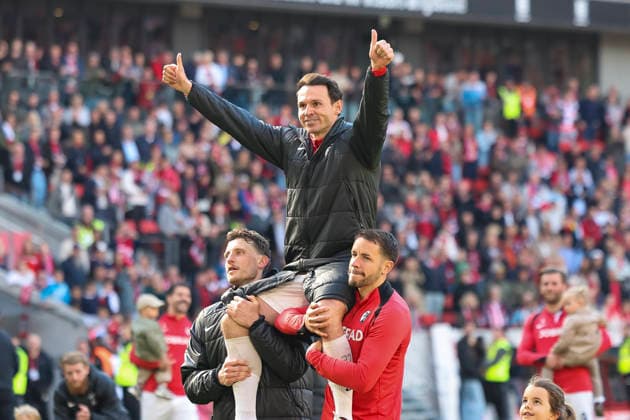 Maximilian Eggestein (SC Freiburg, 08), Nicolas Höfler, Hofler (SC Freiburg, 27) und Christian Günter, Gunter (SC Freiburg, 30) nach dem Spiel , Deutschland, Fussball, 1. Bundesliga, 34.Spieltag, 2025 2026, SC Freiburg vs. RB Leipzig, 16.05.2026, Freiburg im Breisgau Europa-Park Stadion Baden-Württemberg Deutschland *** Maximilian Eggestein SC Freiburg, 08 , Nicolas Höfler, Hofler SC Freiburg, 27 and Christian Günter, Gunter SC Freiburg, 30 after the match , Germany, Football, 1 Bundesliga, Matchday 34, 2025 2026, SC Freiburg vs RB Leipzig, 16 05 2026, Freiburg im Breisgau Europa Park Stadion Baden Württemberg Germany Copyright: xGrantxHubbsx